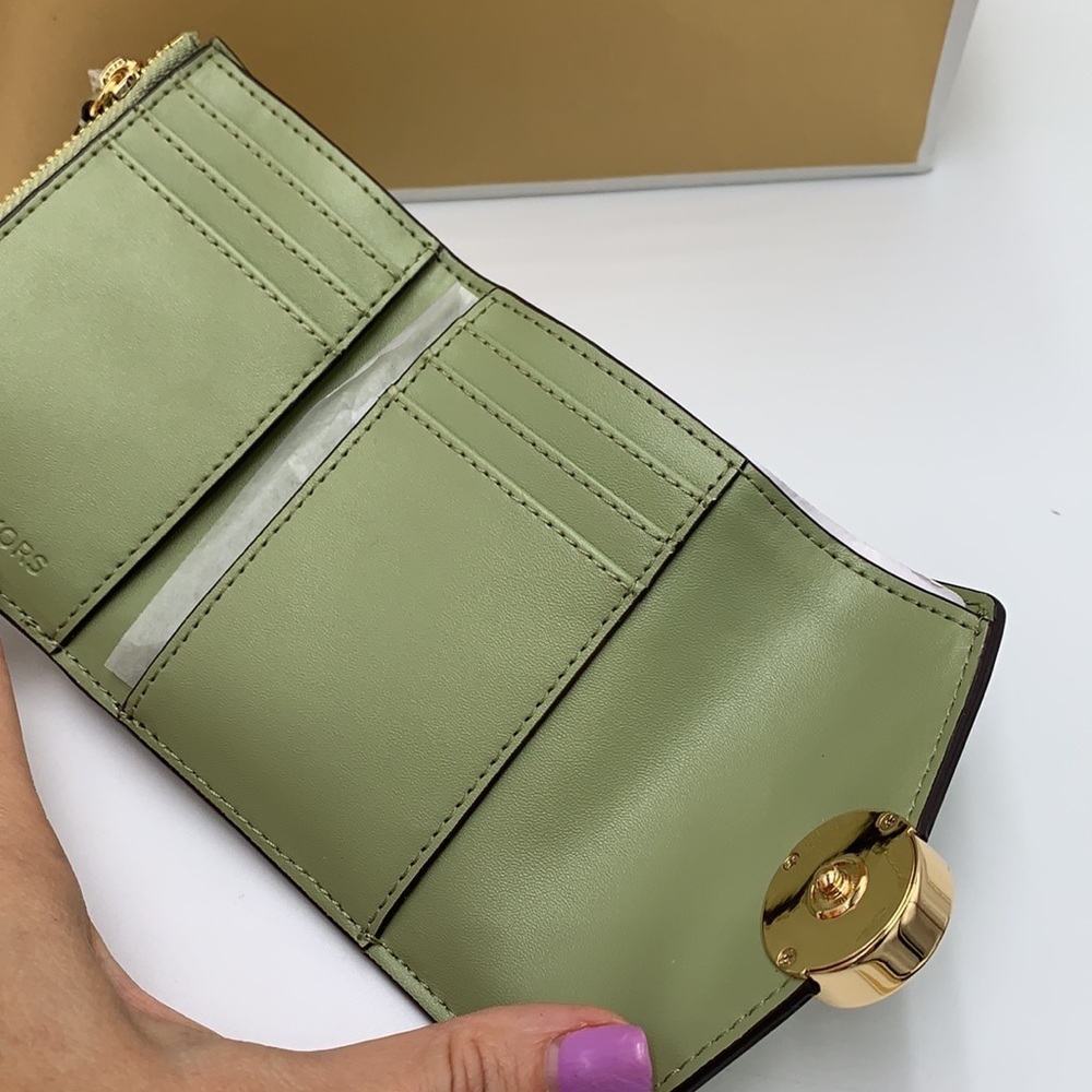 MICHAEL KORS Carmen Medium
Tri-Fold Envelope Wallet LIGHT SAGE COLOR - Picture 12 of 14